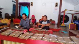 Antusias warga Siyono wetan belajar gamelan karawitan