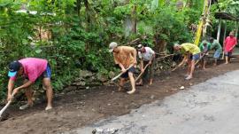 RT 36 Kerja Bakti Bersihkan Saluran Air